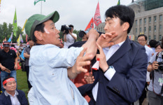 시위 농민에 멱살 잡힌 이석기의원
