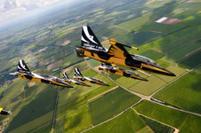 에어쇼 참가 블랙 이글스 9대… 특수차량·비행기 동원해 운송