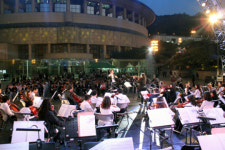 야외 공연에 흠뻑… 열대야를 잊다