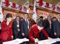 박근혜 대선후보, 종로상회 찾아 임직원 격려