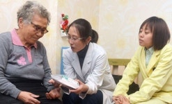 노인들 복약 지도, 발로 뛰는 약사들