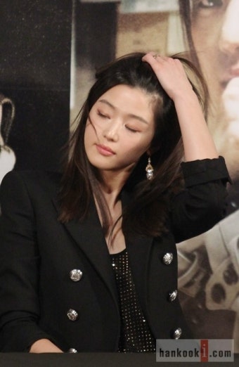 ′베를린′ 전지현, 머릿결 휘날리며