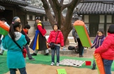 운현궁서 널뛰고 한옥마을서 떡메치고…