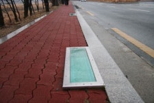 경주 김유신장군묘 산책로 경관조명 위험바닥보다 높아 걸려 넘어져… 관광객 위협
