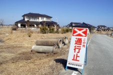 [일본 도호쿠 대지진 2주년] 해안 마을엔 추모객 줄어 썰렁… 도심은 인부들 북적 부흥 특수