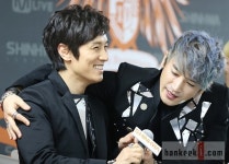 ′신화 15주년 콘서트′ 이민우·김동완 …우정의 어깨동무