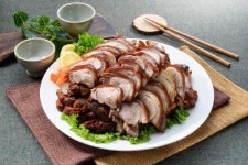 족발을 소스에 찍어 샐러드와 함께? 이색 맛집 ‘인기’
