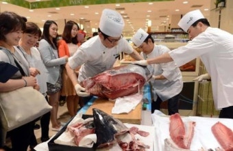 부산 롯데백화점 '참치 해체쇼'