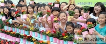 활짝 핀 꽃화분 들고 미소 활짝