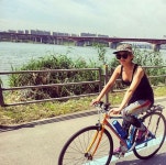 효연 라이딩, 자전거 타고 한강 달려… 화려한 패션 눈길