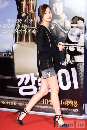 박민영, 짧은 치마로 각선미 뽐내
