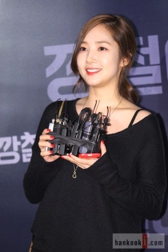 박민영, 마이크 다발을 손에 들고…