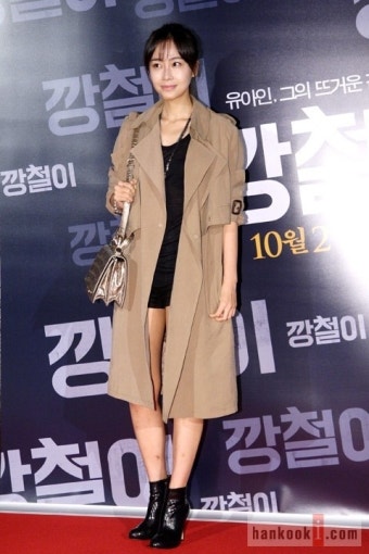 홍수현, 트렌치코트에 과감한 핫팬츠… 느낌있네