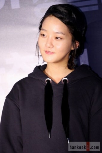 ′톱모델′ 강승현, 캐주얼에 독특한 스타킹으로 포인트