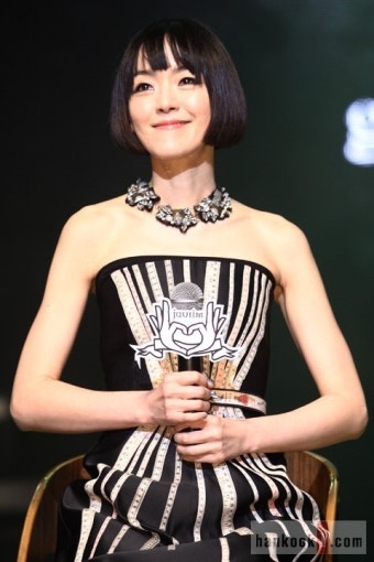 미소짓는 자우림 김윤아