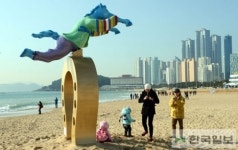 해운대해수욕장에 말띠해 상징조형물 등장
