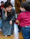 복지시설 찾은 박근혜 대통령