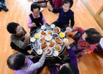 [View&] 같이 먹고 같이 자고… 북적북적하게 사는 것이 좋지