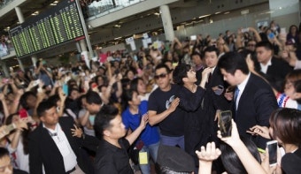 김수현 태국도 터졌다!… 태국 팬미팅 2분만에 매진ㆍ공항 2,500여명 팬 운집