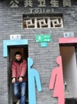 입구 폭 50㎝, 너무나 비좁은 中 공중화장실