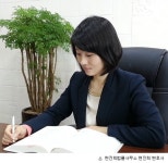 변호사윤현진법률사무소 | [법조인 이 사람] 안정된 삶과 명예를 버리고 세상 속에 자신의 이름을 걸고 첫발을 내디딘 당찬 승소승부사, 현진희 변호사를 만나다