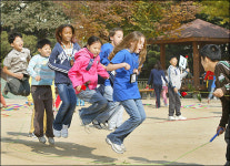 민속 놀이 함께 즐기며 국경 없는 우정 나눠요