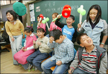 쟁반 대신뿅망치로… 즐겁게 동요 익혀요