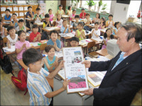 제자 사랑 담아 15 년 이어 온 동시화 선물