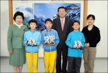 운동화로 모래 퍼 날라 불 껐어요