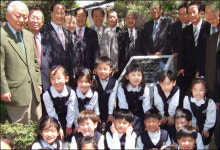 서울대 법대 14회 동문회 서울사대부설초등 찾아 학용품 나눠 줘