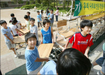 우리 나무로 만든 책상에서 공부해요