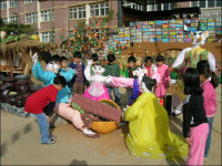 학교가 동화 나라로 변했어요