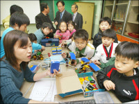 로봇 조립 뚝딱, 창의력이 쑥쑥