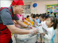 주걱 보다 큰 아빠 손 급식 맛도 더 좋아요