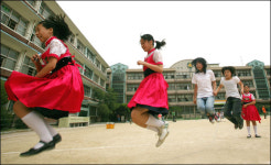 신답, 중국 소학교 어린이 초청 우정엔 통역이 필요 없어요