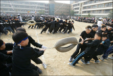 학교에서 축구, 꿈도 못 꿔요
