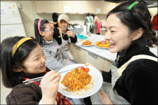 엄마, 아~ 하세요 사랑 한 입…재미 한 입