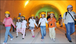 서울 땅 밑을 걸어서… 신기한 경험