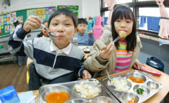 친구와 함께 꿀맛 점심… 맛있는 학교