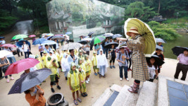 왕이 걷던 그 길 따라 역사 속으로 걸어갔어요