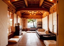 한옥의 멋스러움에 반한거야?