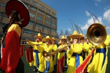 거리 곳곳 울려 퍼지는 우리 가락 뿌듯