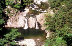 [여행] 옥빛 폭포수에 세상 시름 씻고 한여름 비경에 취해보자