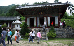보석처럼 반짝이는 소담한 산사