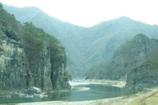 낙동강 상류의 아늑한 강마을