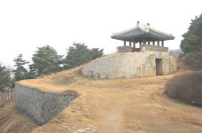 성벽 길 따라 산책을 즐기다