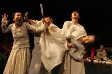 어둑어둑한 배경 틈으로…, 연극 <한여름 밤의 꿈>