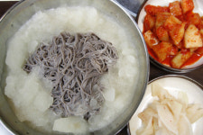 [이야기가 있는 맛집] 막국수 별난 집들, 한-일 입맛 타협한 소바냉면 괜찮네