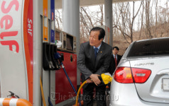 Yoon criticizes oil refineries over pricing