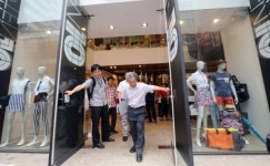 에너지 정책에 상인들, “차라리 과태료 내고 문 열어”